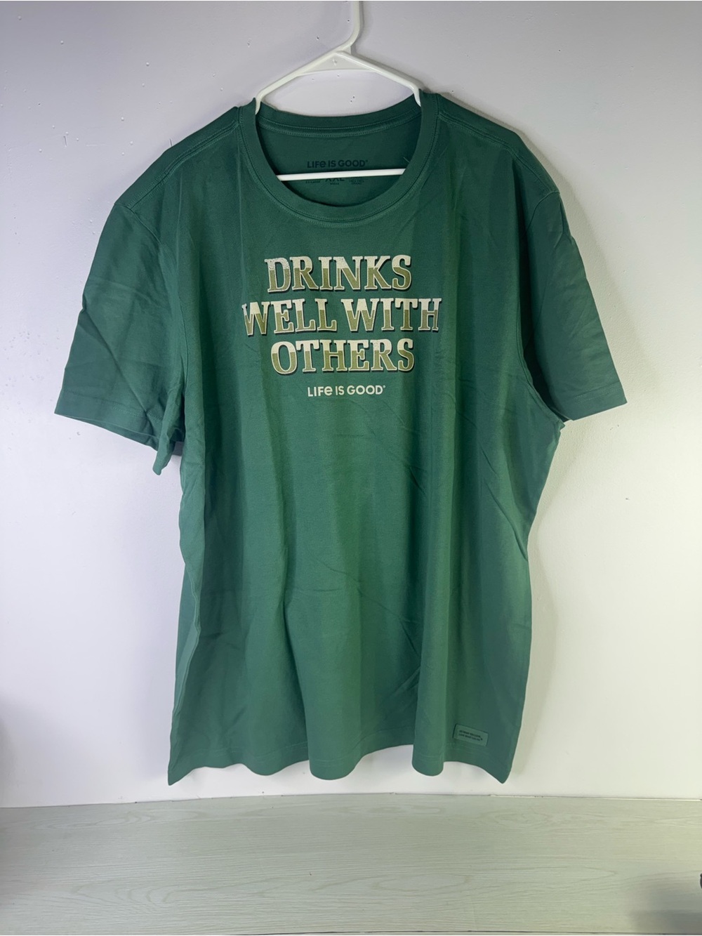 Life is Good Mens XXL "Drinks Well With Others" graphic t-shirt in green